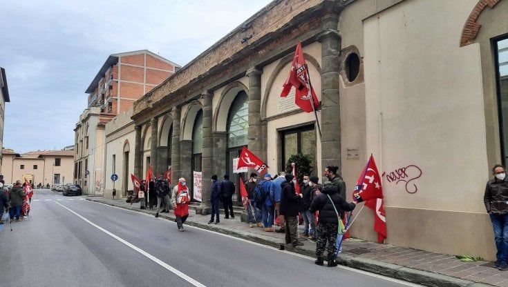 Livorno, alle celebrazioni dei 100 anni del Pci, gruppi comunisti contestano la delegazione Pd: "Via da qui" 
