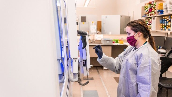 Dai banchi di scuola alle mancate promozioni sul lavoro: il divario tra uomini e donne nel mondo tech
