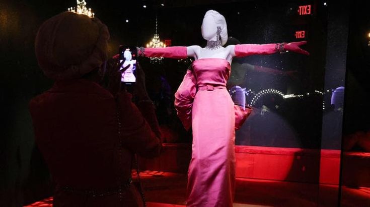 Di notte una goccia di profumo, ma quanti abiti sul set: una mostra celebra Marilyn e i vestiti cult