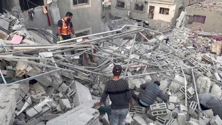Gaza, i soccorsi tra le rovine dopo il nuovo raid israeliano: 47 morti