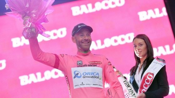 Giro, a Belfast tra distacchi e cadute: prima maglia rosa al canadese Tuft