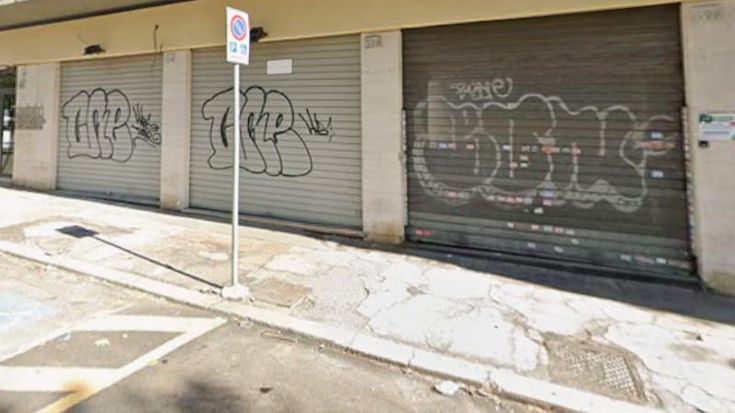 Operaio cade da una scala durante i lavori di ristrutturazione un negozio, è grave