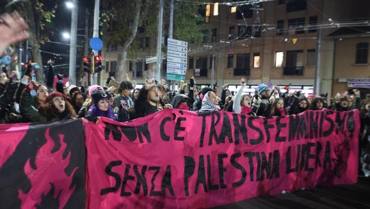 Il corteo delle donne, migliaia contro la violenza. “Per Sofia, per Tania, per tutte le sorelle”