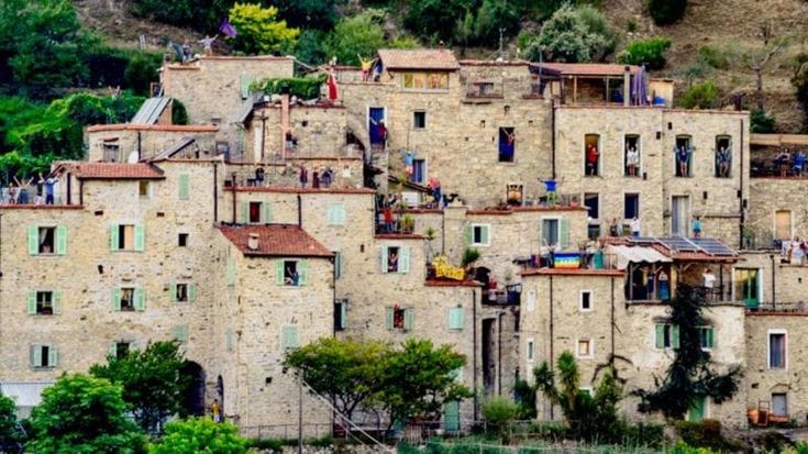 Come funzionano gli ecovillaggi in Italia: “Così realizziamo il sogno di una vita insieme”