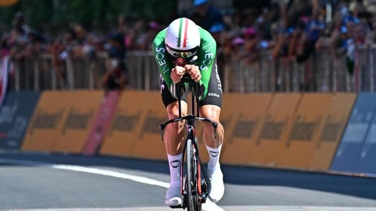 Giro d’Italia, Ganna vola nella crono di Desenzano. Ma anche Pogacar (secondo) dà spettacolo