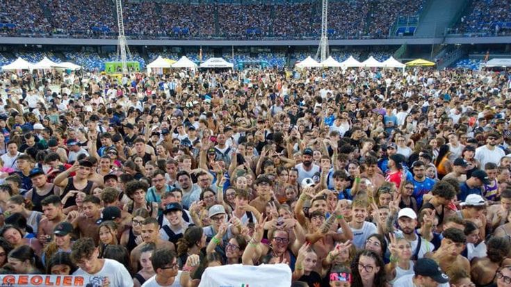 Geolier allo stadio Maradona, festa e delirio: Fuorigrotta nel caos