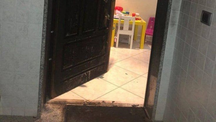 Incendiata la porta di casa del capitano del Foggia calcio: lui era all'interno con la famiglia. "Forse lascio"