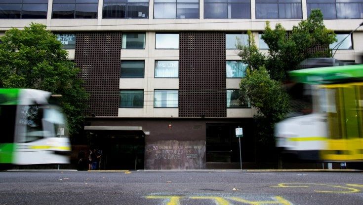 Australia: tra i rifugiati prigionieri del Park Hotel, il limbo in cui è finito anche Djokovic 