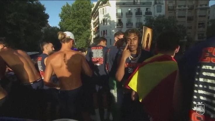 Madrid, anche sul bus della Spagna è Paredes contro Gavi: Yamal prende in giro l'argentino