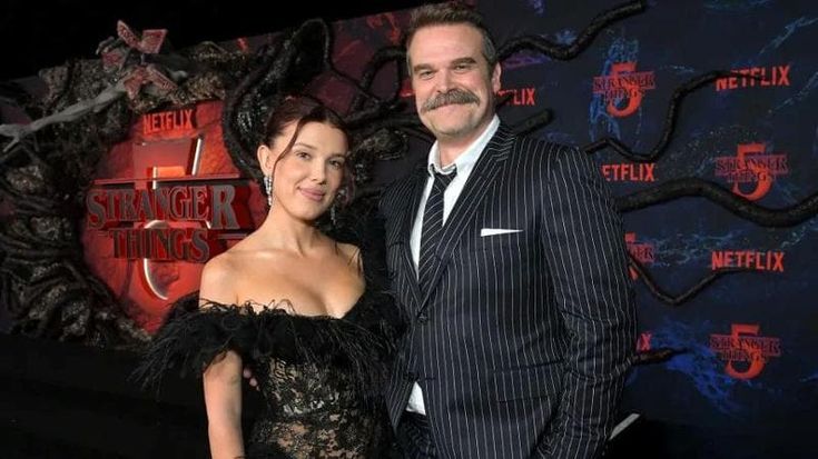 Millie Bobby Brown e David Harbour, dopo “Stranger things” ancora padre e figlia in una serie