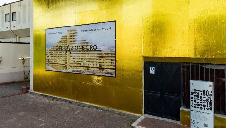 Napoli, la "Vela dorata" dello street artist indigna Scampia: "È irreale, da noi solo disperazione"
