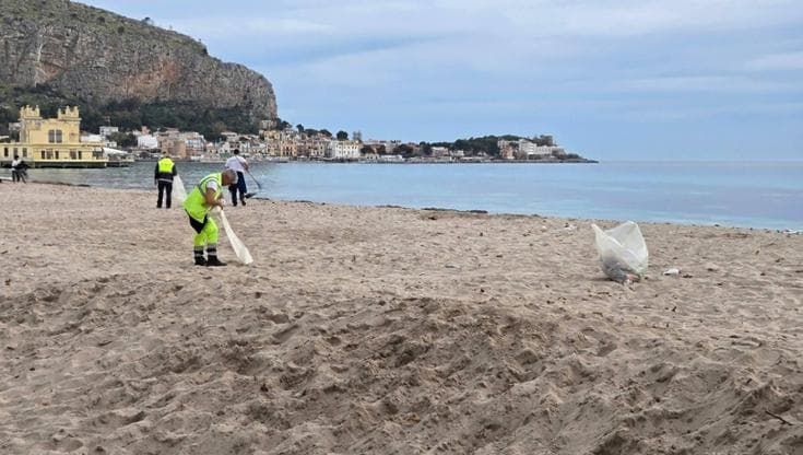 Primo sole e tanta spazzatura a Mondello, il Comune pulisce tutto ma sui social è polemica