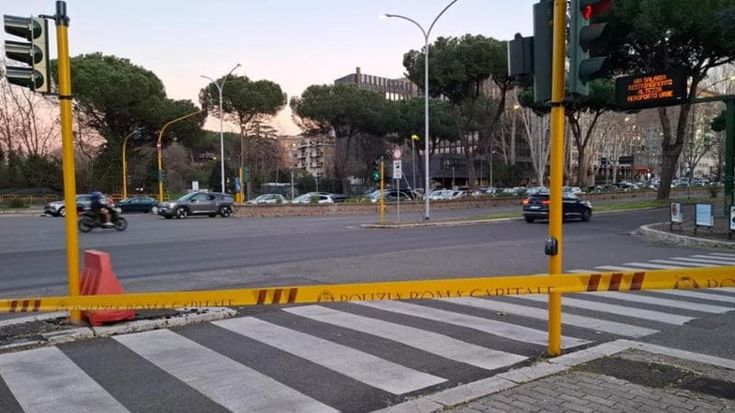 Incidente mortale nella notte: auto contro centauro in via Cristoforo Colombo