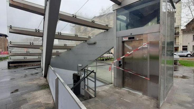 Parcheggio sotterraneo Beccaria, ascensore fuori uso da due settimane: “Aspettiamo il collaudo”