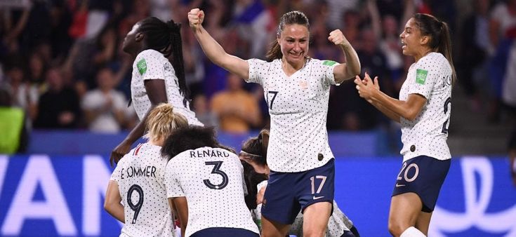 Mondiale femminile: la Francia stende il Brasile ai supplementari. Ai quarti anche l'Inghilterra, ma furia Camerun contro il Var