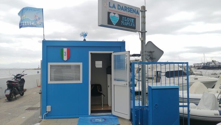 Mergellina, il gabbiotto della Darsena diventa azzurro