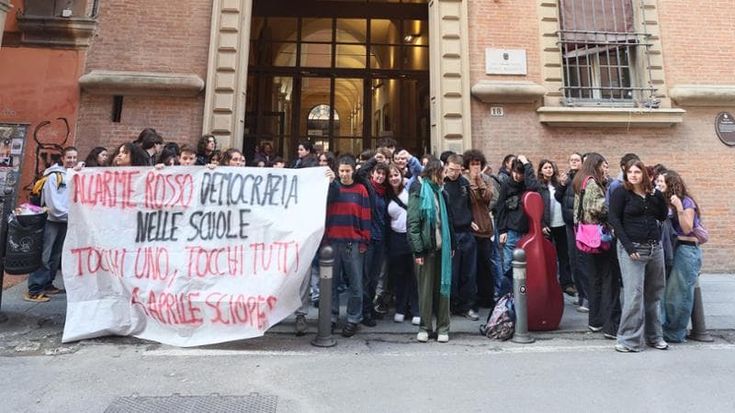 Le scuole si coalizzano col Minghetti: “Portiamo in prefettura le 10mila firme raccolte”