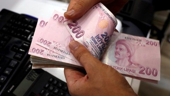 La Turchia spaventa i mercati, Milano perde il 2,5%. Erdogan: "Campagna contro di noi"