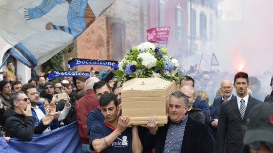 Cori, fumogeni e sedie alzate. In migliaia per l'ultimo saluto a Mondonico