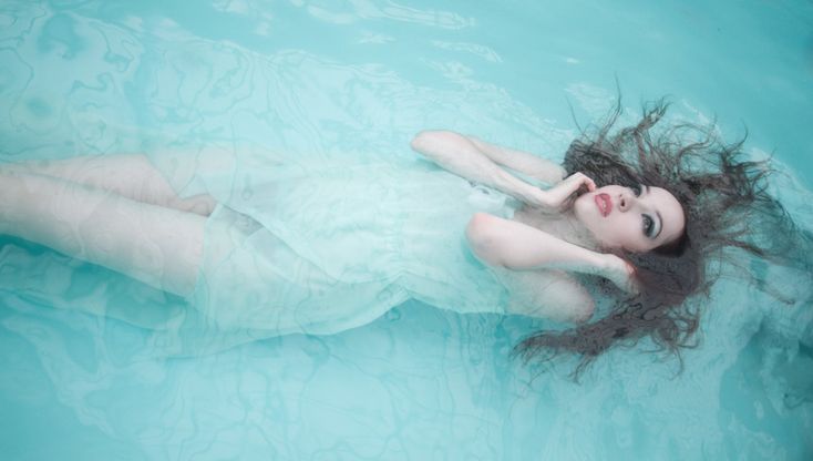 È del colore del mare il tuo beauty case per l'estate 