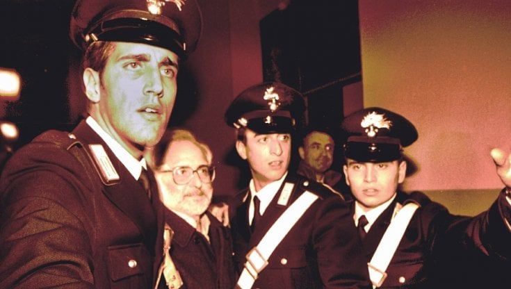 Morto Enzo Carra: quella foto simbolo con le manette ai polsi che cambiò il racconto dei processi