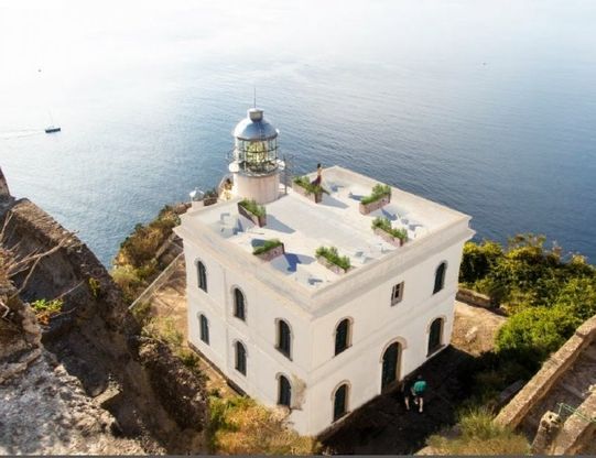 Ischia, il faro diventa un resort: dal 1 ottobre il cambio di gestione
