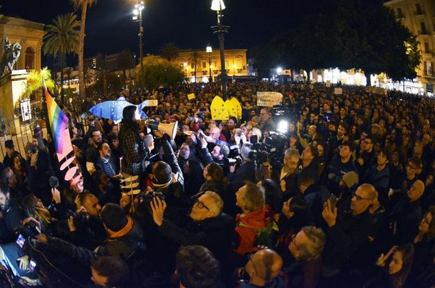 L'invasione delle sardine a Palermo: "Siamo seimila"