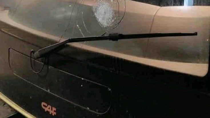 Lanciano un sasso contro il trenino Roma-Ostia Lido, linea dimezzata: enormi disagi per i passeggeri