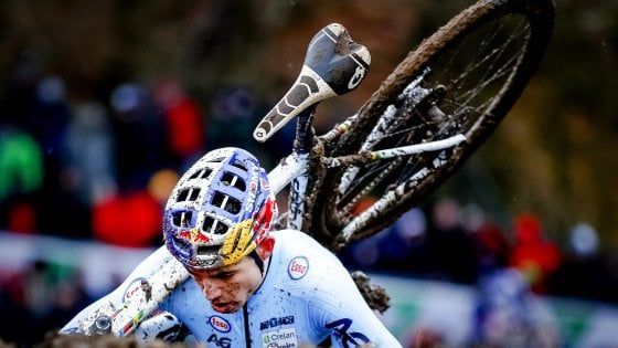 Ciclocross, Mondiali: tris Van Aert, delusione Van Del Poel