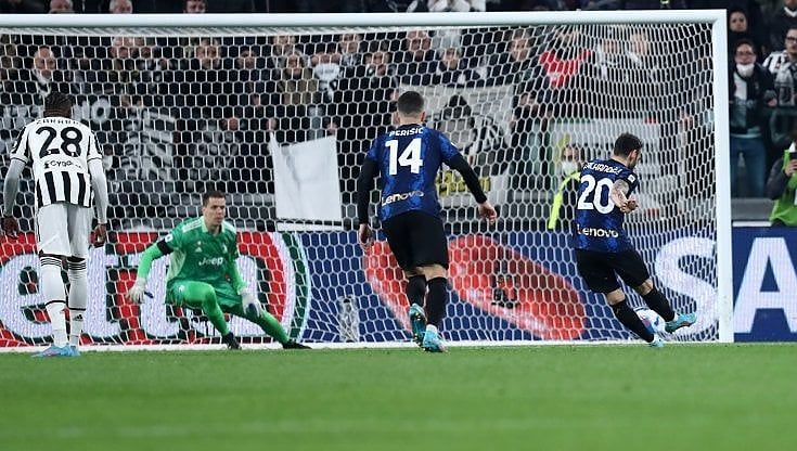 In Serie A decide tutto il Var: gli arbitri non fischiano, aspettano consigli dalla regia