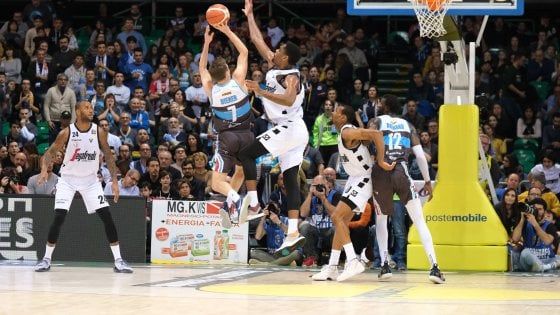 Basket, Coppa Italia: Cremona in finale, Diener dà spettacolo e piega Bologna