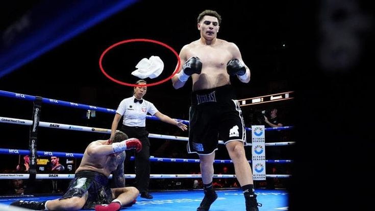 L’arbitra rifiuta il getto della spugna. Garber sul ring con la bombola d’ossigeno. È polemica