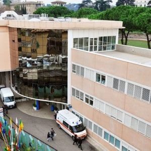 Roma, motociclista si schianta sulla Colombo: è in coma. Bambino investito: grave