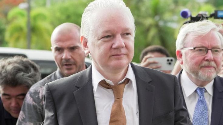 Assange si dichiara colpevole in tribunale, ora è libero: è arrivato in Australia