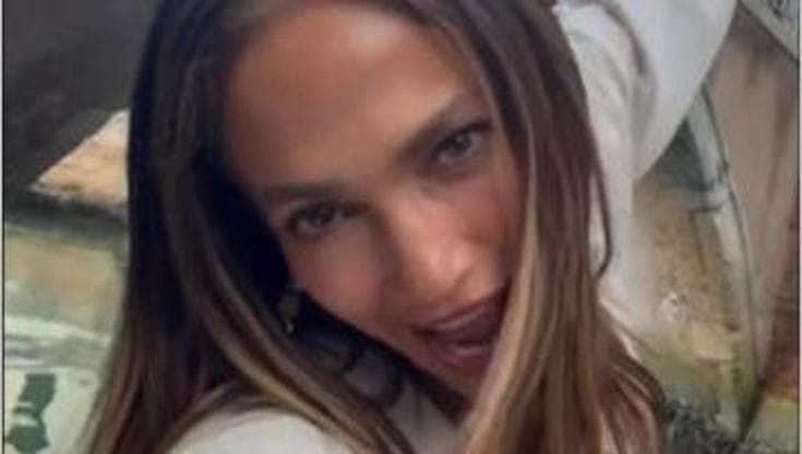 Venezia, Jennifer Lopez "like Madonna": l'omaggio in gondola allo storico videoclip