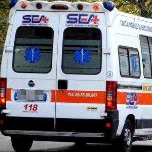Forlì, operaio cade da 12 metri: è gravemente ferito