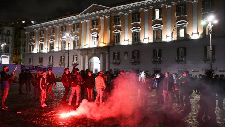 Napoli,  protesta di ambulanti e disoccupati: "Zona rossa, reddito emergenza per tutti"