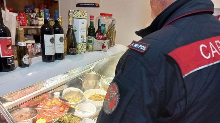 Dal paté di carciofi alle verdure ripiene, sul banco frigo le leccornie erano fuori legge: sequestrate