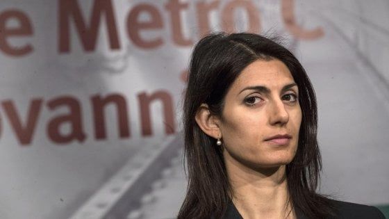 Roma, Tribunale archivia Raggi per la nomina di Romeo