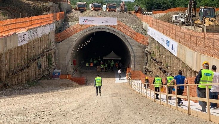 Alta velocità Napoli-Bari, abbattuto l'ultimo diaframma della galleria di Maddaloni