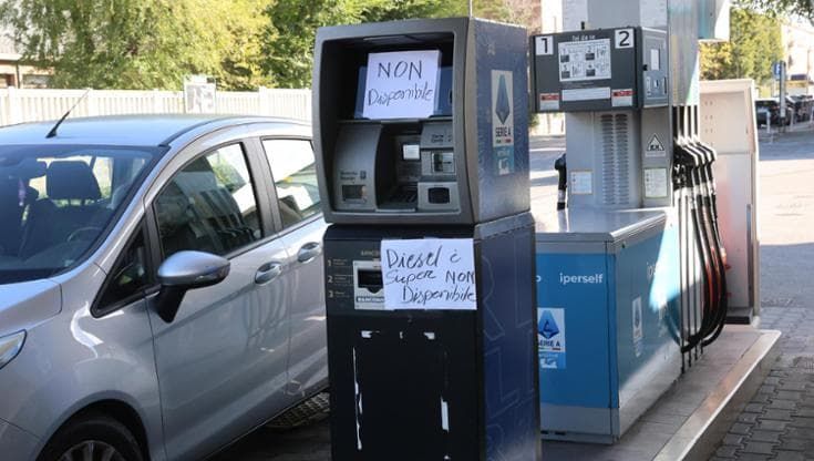 Distributori Eni a secco in città: benzina e gasolio esauriti: ecco in quali distributori