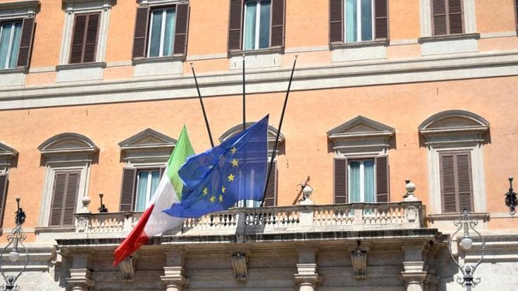Cinque giorni di lutto. “Sobrietà per il 25 aprile”. Ma sull’appello è polemica