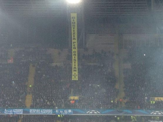 Napoli-Arsenal, attivisti Greenpeace si calano dal tetto del San Paolo