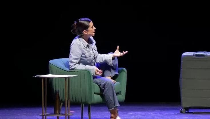 Love bombing, un vuoto riempito male: Stefania Andreoli a teatro e la fragilità delle relazioni