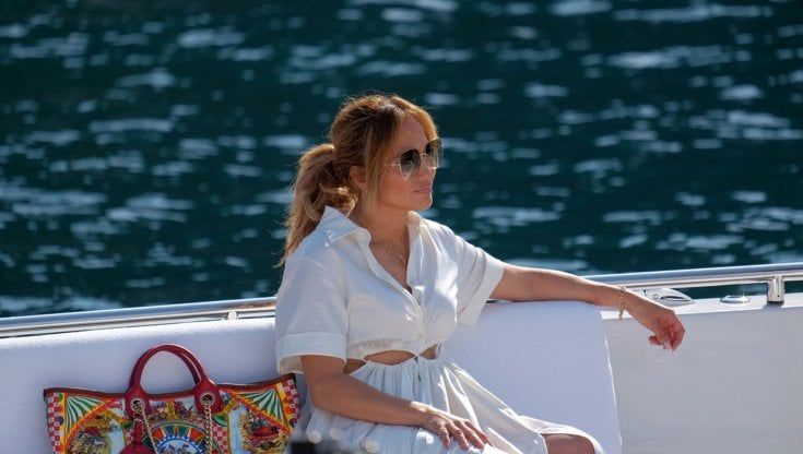 Lo stile Riviera da copiare di Jennifer Lopez: tutti i look italiani della crociera d'amore con Ben Affleck