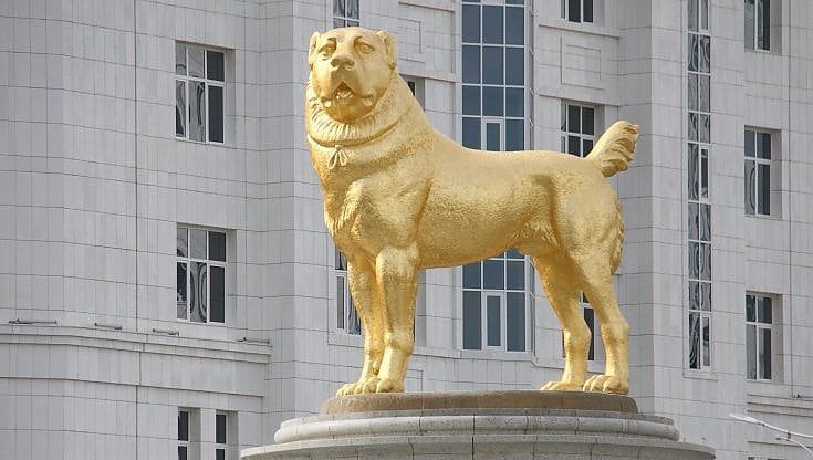 Turkmenistan, il presidente inaugura statua d'oro alta sei metri del cane Alabai