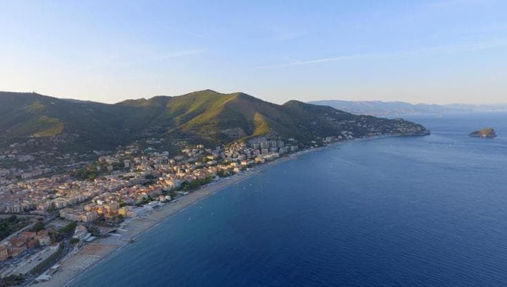 La battaglia del mare a Spotorno: il sindaco aumenta le spiagge libere, rivolta dei balneari