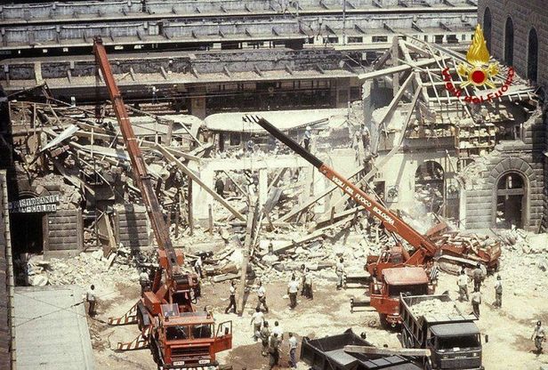 Pompieri in piazza a Bologna, ci sarà anche la gru che operò in stazione il 2 agosto 1980