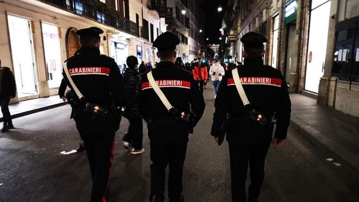 Furti nei negozi del centro con lo zaino schermato, bloccato irriducibile ladro novantenne
