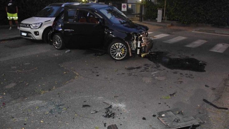 Auto abbatte la ringhiera e precipita dal cavalcavia: ferito il ragazzo a bordo 